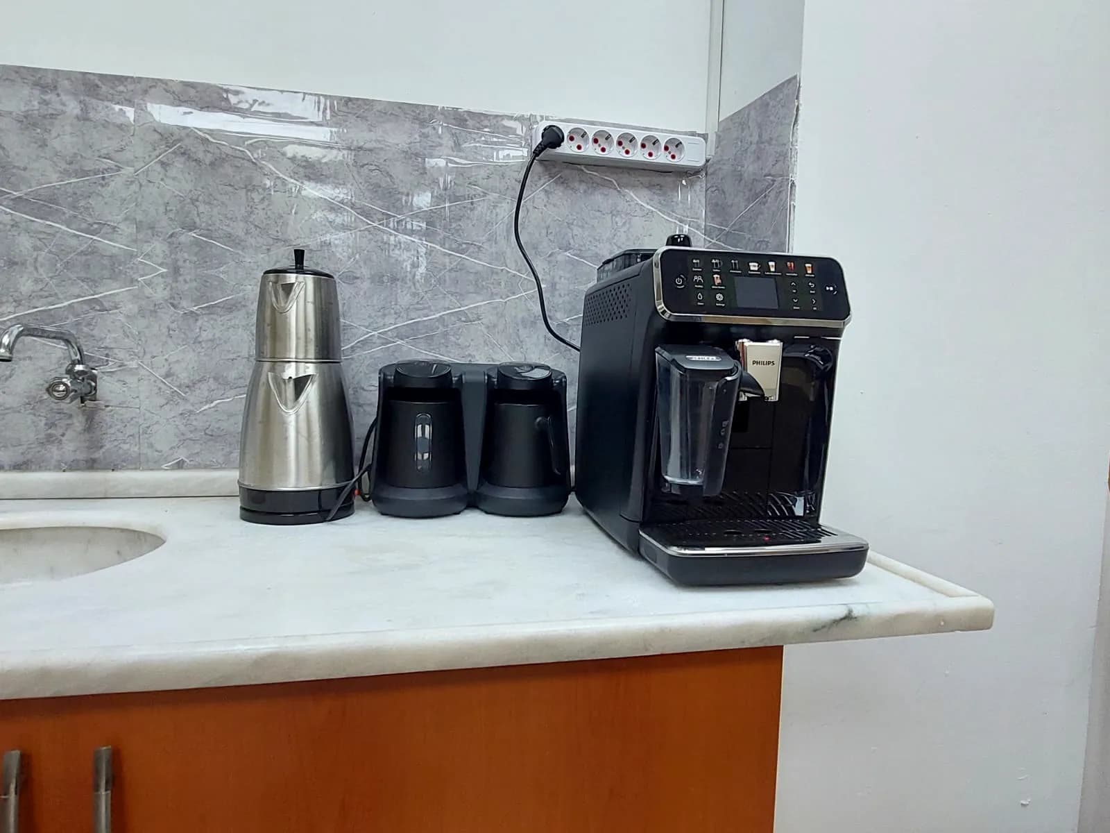Kahve köşesindeki çay ve kahve makineleri